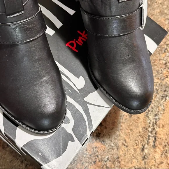Black Bootie Styled Heel Out Shoes Size 9M - Picture 7 of 13
